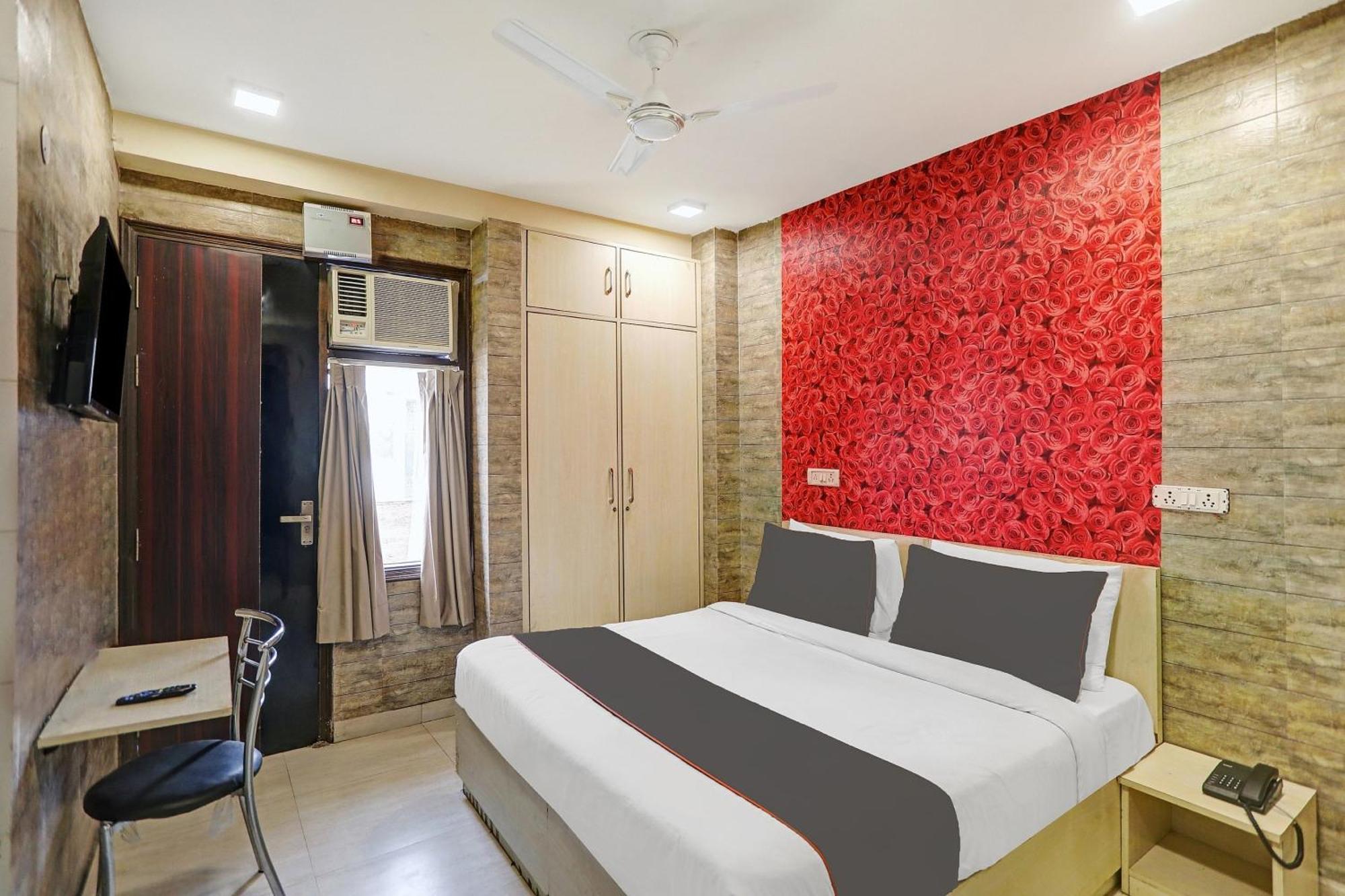 Collection O Model Town Metro View Hotel New Delhi Exterior photo