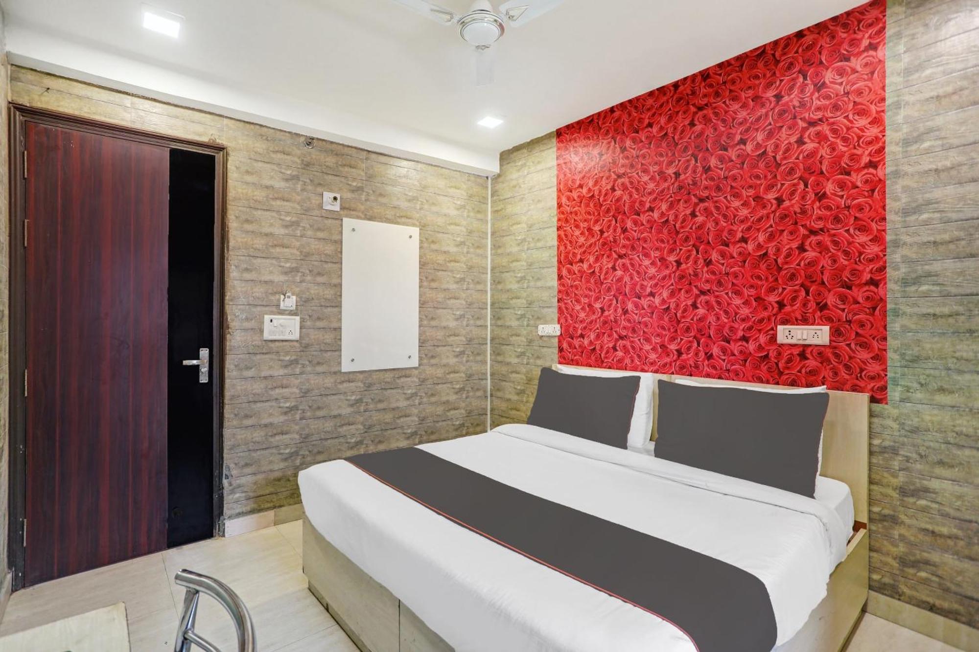 Collection O Model Town Metro View Hotel New Delhi Exterior photo