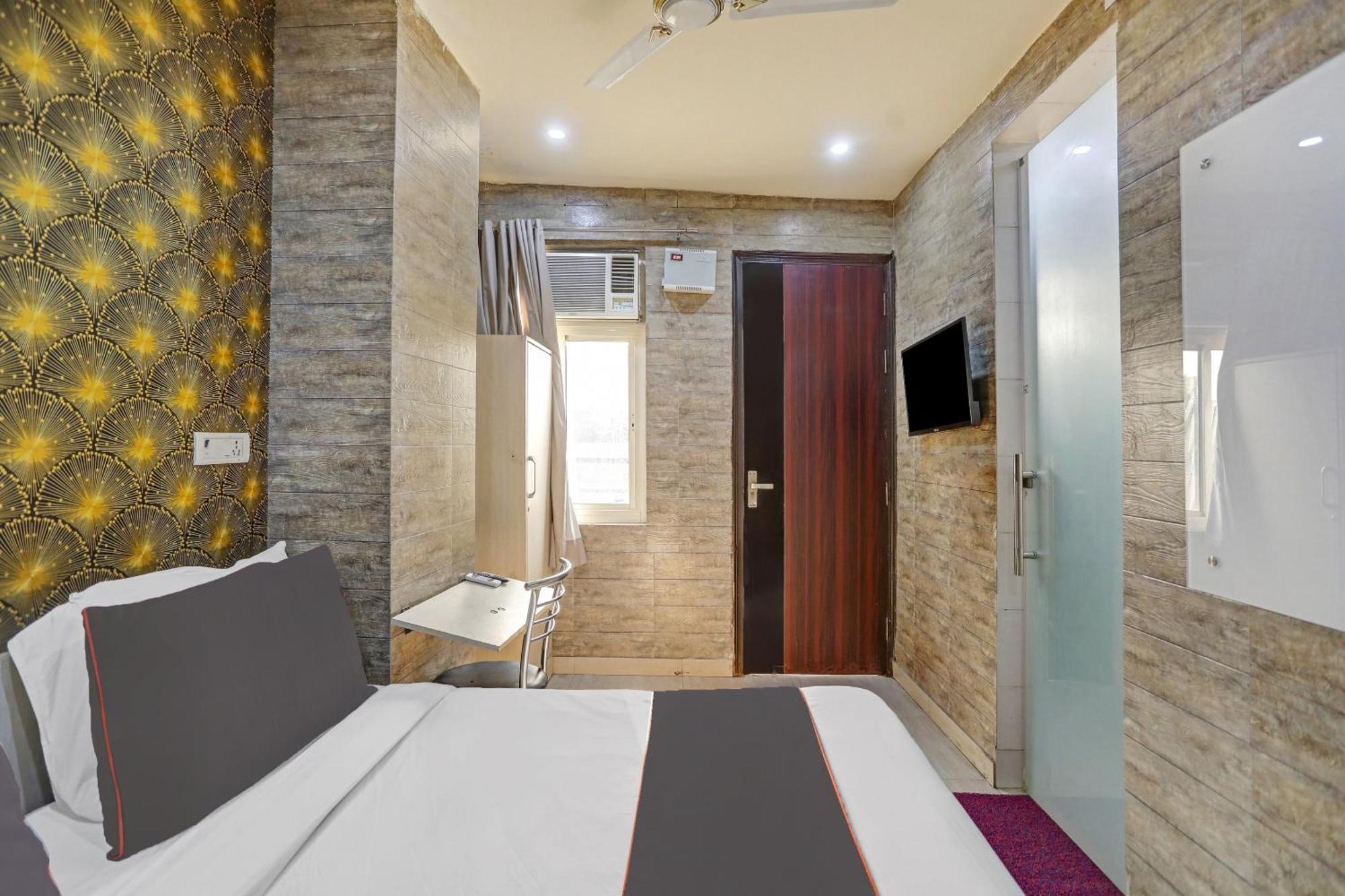 Collection O Model Town Metro View Hotel New Delhi Exterior photo