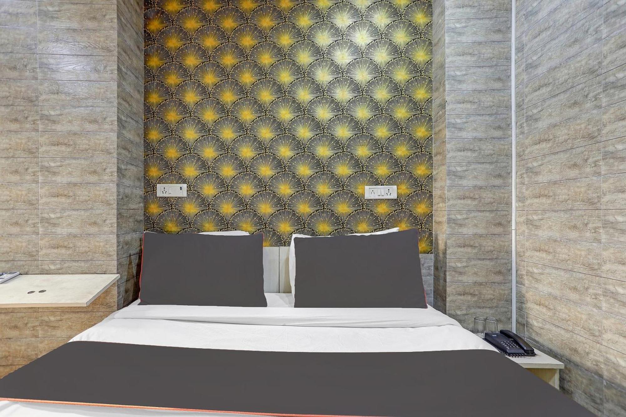 Collection O Model Town Metro View Hotel New Delhi Exterior photo