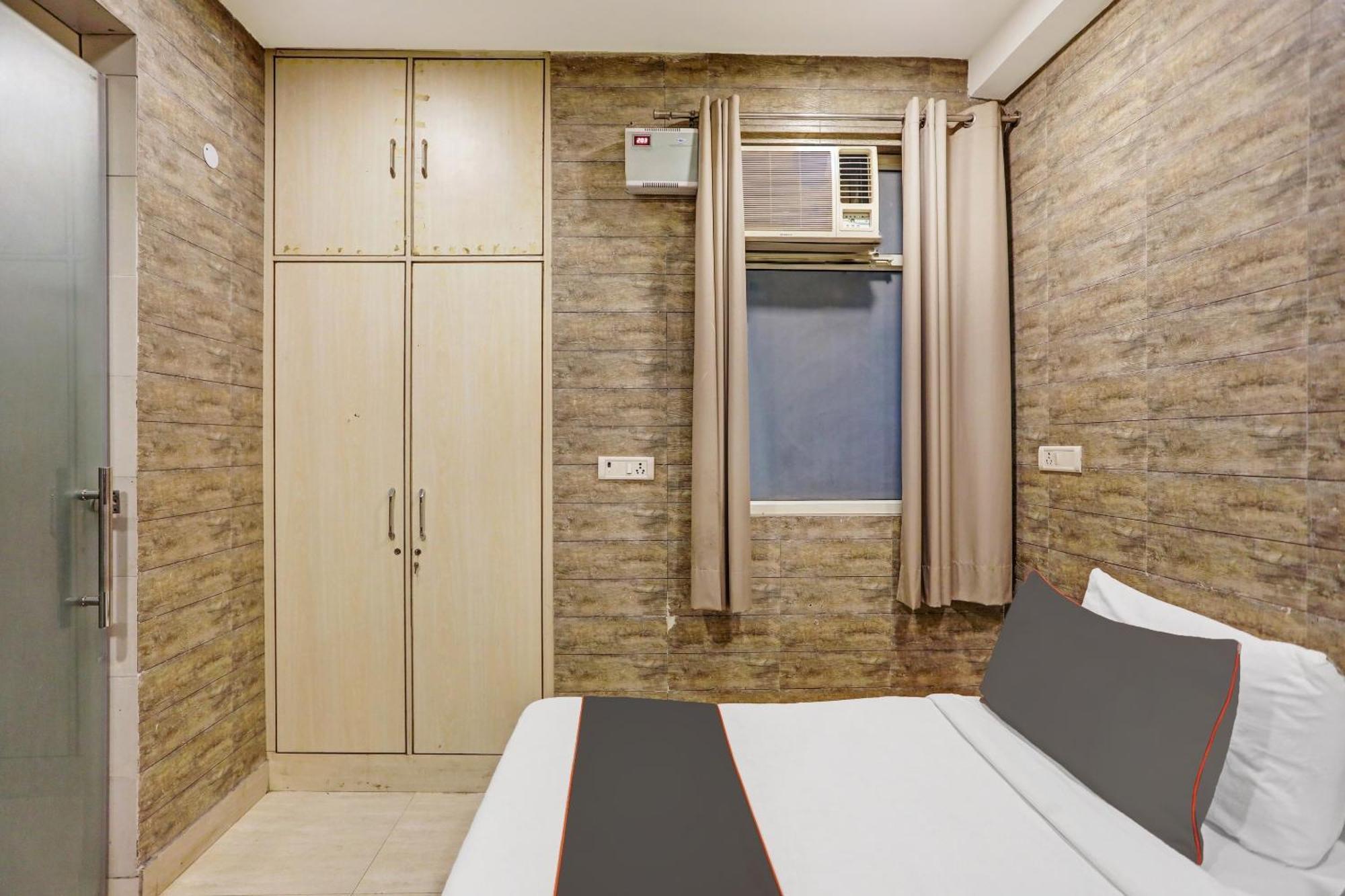 Collection O Model Town Metro View Hotel New Delhi Exterior photo