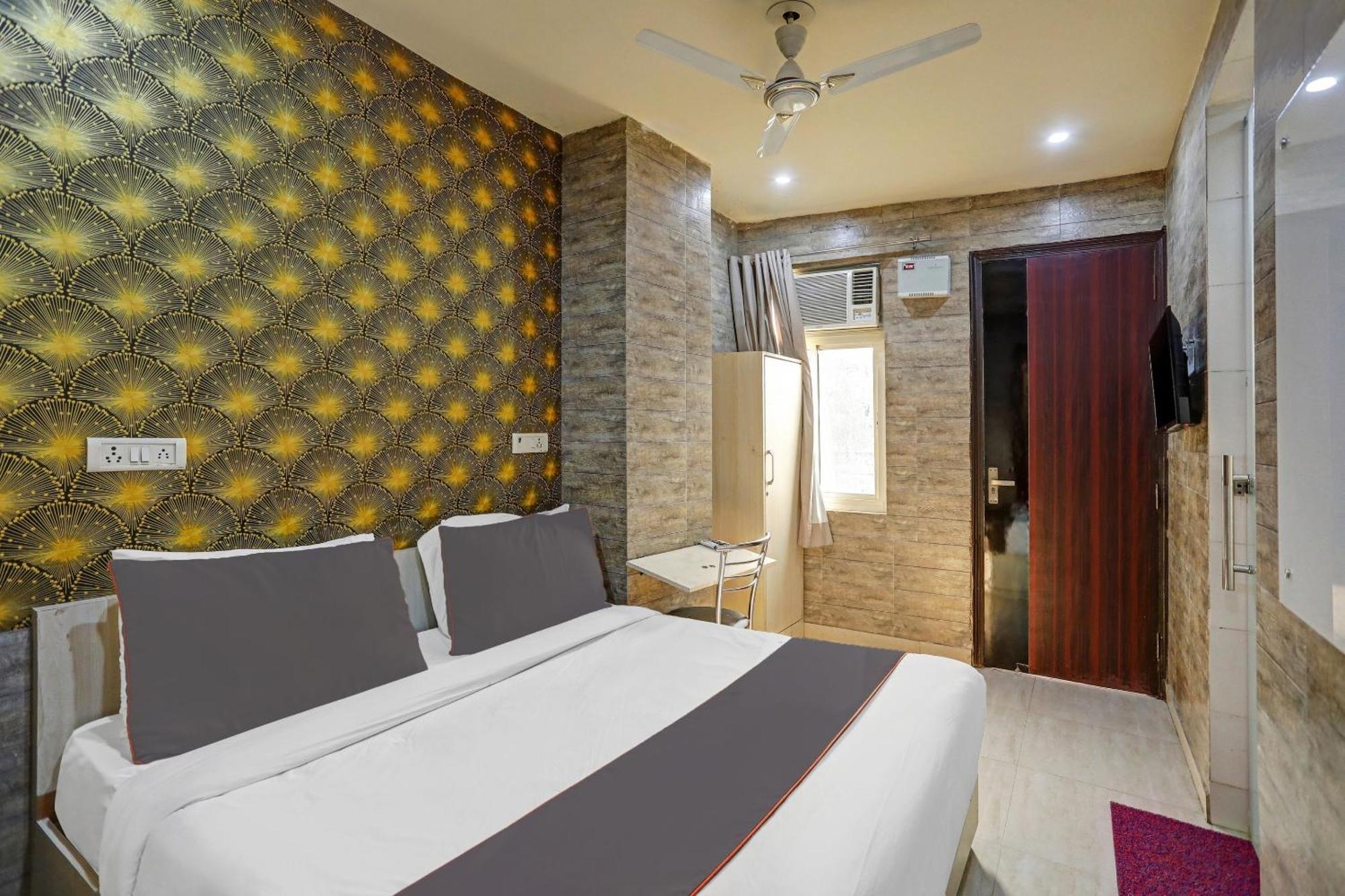 Collection O Model Town Metro View Hotel New Delhi Exterior photo