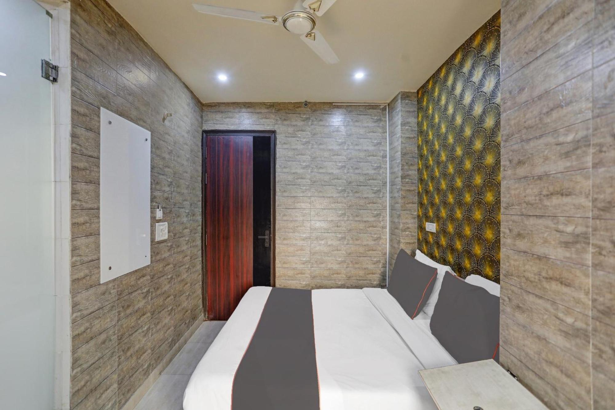 Collection O Model Town Metro View Hotel New Delhi Exterior photo